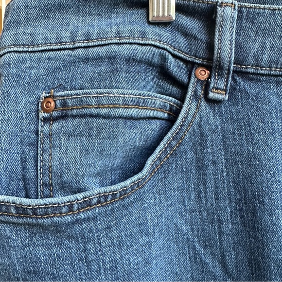 Lee men’s 36x34 Extreme Motion straight fit tapered leg med. wash jeans. Worn 5x - Picture 5 of 7